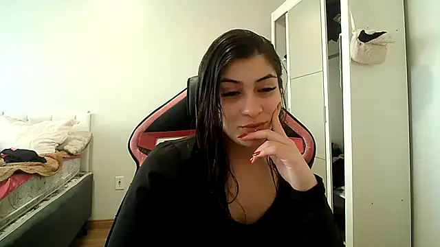 Snapshot of Becca_B chatting on October 4, 2025, 7:37 pm Becca B online show from October 4, 2025, 7:37 pm