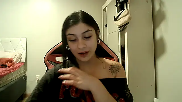 Snapshot of Becca_B chatting on October 29, 2025, 6:40 pm Becca B online show from October 29, 2025, 6:40 pm