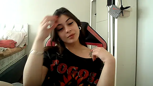 Snapshot of Becca_B chatting on September 29, 2025, 5:29 pm Becca B online show from September 29, 2025, 5:29 pm