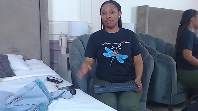 Snapshot of NatashaSilver chatting on October 21, 2025, 1:21 pm NatashaSilver online show from October 21, 2025, 1:21 pm