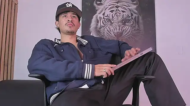 Snapshot of DimitriDeluxe chatting on October 6, 2025, 8:09 pm DimitriDeluxe online show from October 6, 2025, 8:09 pm