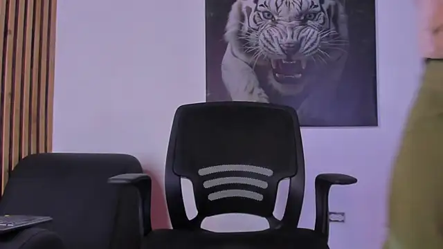 Snapshot of DimitriDeluxe chatting on September 19, 2025, 7:18 pm DimitriDeluxe online show from September 19, 2025, 7:18 pm