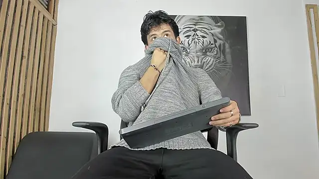 Snapshot of DimitriDeluxe chatting on October 16, 2025, 7:44 pm DimitriDeluxe online show from October 16, 2025, 7:44 pm