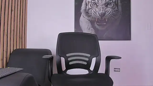 Snapshot of DimitriDeluxe chatting on September 30, 2025, 7:53 pm DimitriDeluxe online show from September 30, 2025, 7:53 pm