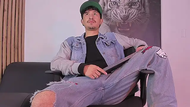 Snapshot of DimitriDeluxe chatting on October 4, 2025, 7:37 pm DimitriDeluxe online show from October 4, 2025, 7:37 pm