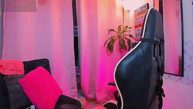 kim7  online show from April 4, 2026, 11:55 pm