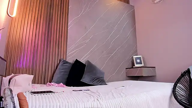 emma  rose1 online show from October 7, 2025, 2:01 am