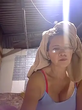 Snapshot of SexyHottMom chatting on September 28, 2025, 2:24 pm SexyHottMom online show from September 28, 2025, 2:24 pm