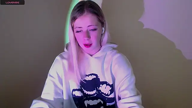 Snapshot of AliceHotty_ chatting on September 29, 2025, 12:44 pm AliceHotty  online show from September 29, 2025, 12:44 pm