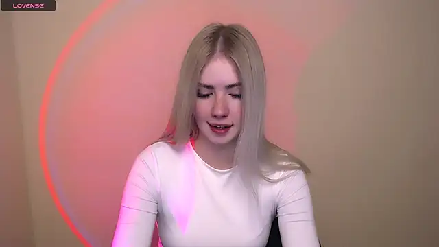 Snapshot of AliceHotty_ chatting on October 17, 2025, 12:18 pm AliceHotty  online show from October 17, 2025, 12:18 pm