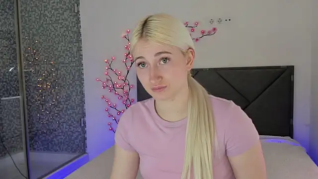 HollyTailors online show from March 15, 2026, 1:07 pm