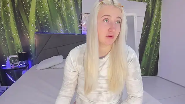 Snapshot of HollyTailors chatting on February 10, 2026, 6:45 am HollyTailors online show from February 10, 2026, 6:45 am