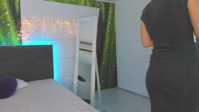 Snapshot of HollyTailors chatting on September 17, 2025, 5:31 am HollyTailors online show from September 17, 2025, 5:31 am