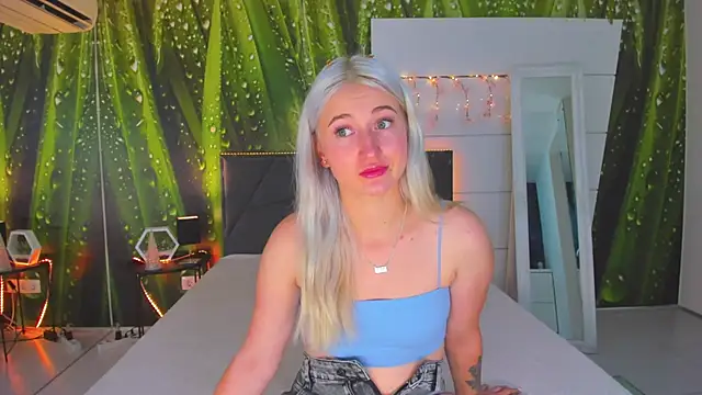 Snapshot of HollyTailors chatting on September 24, 2025, 5:25 am HollyTailors online show from September 24, 2025, 5:25 am