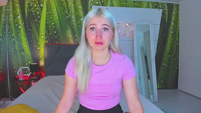 Snapshot of HollyTailors chatting on October 6, 2025, 5:30 am HollyTailors online show from October 6, 2025, 5:30 am