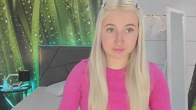 Snapshot of HollyTailors chatting on February 4, 2026, 6:30 am HollyTailors online show from February 4, 2026, 6:30 am