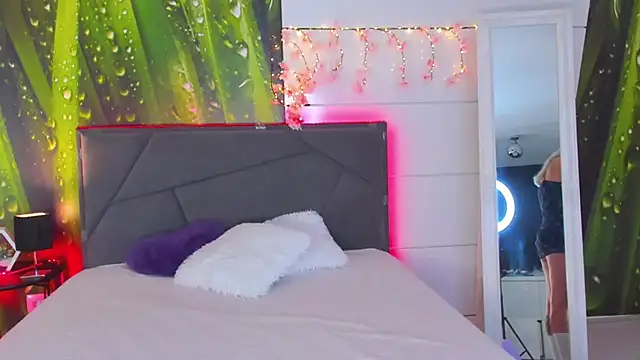 Snapshot of HollyTailors chatting on September 25, 2025, 5:13 am HollyTailors online show from September 25, 2025, 5:13 am