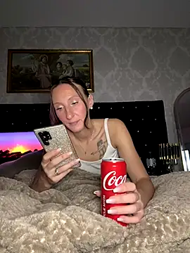 Emilia Mausi online show from December 17, 2025, 8:03 pm