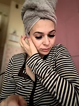 iSelena online show from November 10, 2025, 6:07 am