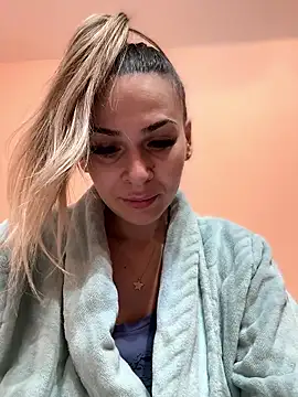 iSelena online show from January 14, 2026, 9:46 am