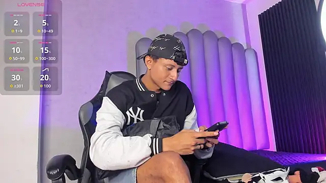 Snapshot of _Leohot_ chatting on October 23, 2025, 3:49 am  Leohot  online show from October 23, 2025, 3:49 am