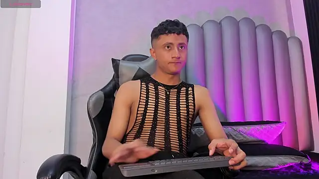 Snapshot of _Leohot_ chatting on October 25, 2025, 3:49 am  Leohot  online show from October 25, 2025, 3:49 am