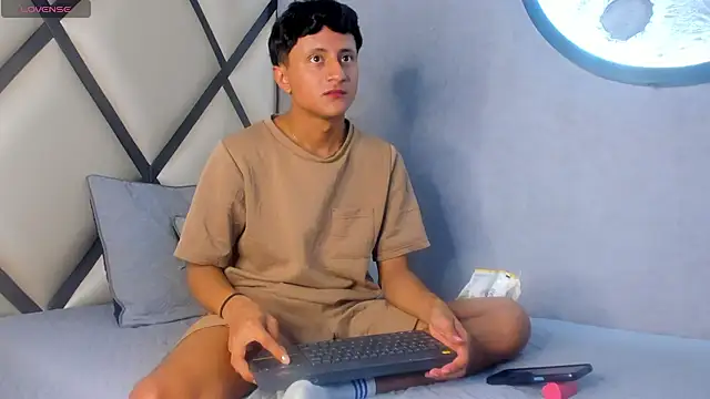 Snapshot of _Leohot_ chatting on October 8, 2025, 3:41 am  Leohot  online show from October 8, 2025, 3:41 am