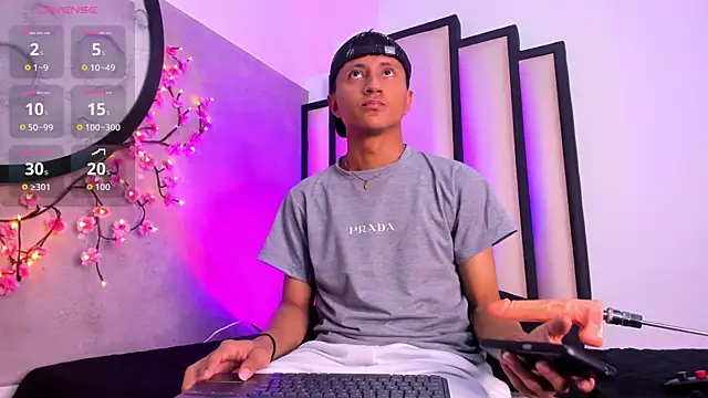 Snapshot of _Leohot_ chatting on October 18, 2025, 10:45 pm  Leohot  online show from October 18, 2025, 10:45 pm