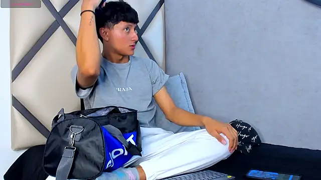 Snapshot of _Leohot_ chatting on October 10, 2025, 3:40 am  Leohot  online show from October 10, 2025, 3:40 am