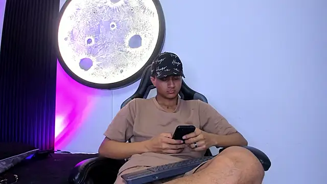  Leohot  online show from November 19, 2025, 3:28 am