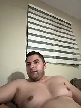 raulgzz4 online show from May 19, 2026, 4:52 am