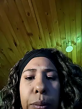 Snapshot of IVONNE_COLLINS33 chatting on February 19, 2026, 12:07 am IVONNE COLLINS33 online show from February 19, 2026, 12:07 am