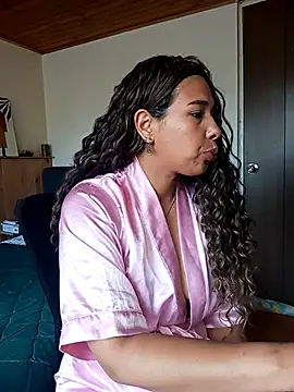 IVONNE COLLINS33 online show from November 29, 2025, 3:56 pm