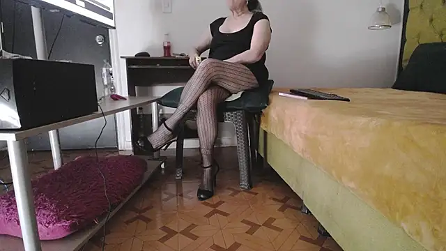 Snapshot of LADY-IN-BLACK chatting on February 10, 2026, 4:39 pm LADY-IN-BLACK online show from February 10, 2026, 4:39 pm