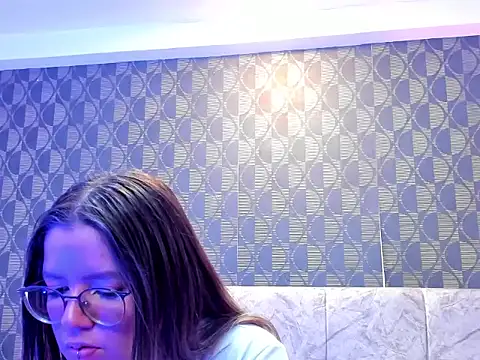 AliceHoe online show from September 18, 2025, 6:11 pm