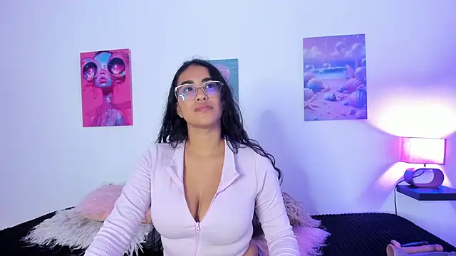 Snapshot of tyra_bankss_ chatting on October 16, 2025, 3:04 am tyra bankss  online show from October 16, 2025, 3:04 am