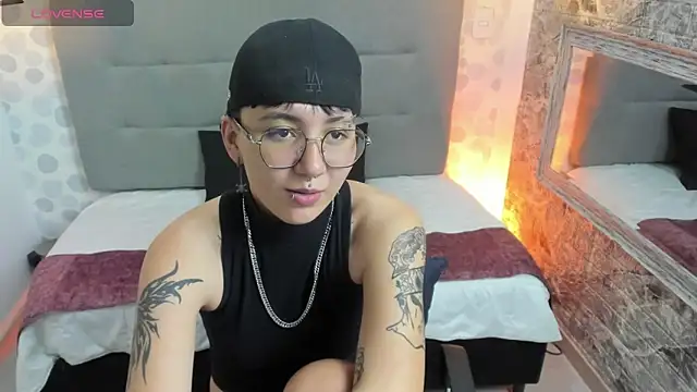 Snapshot of emahills__axelrose chatting on October 2, 2025, 11:08 pm emahills  axelrose online show from October 2, 2025, 11:08 pm