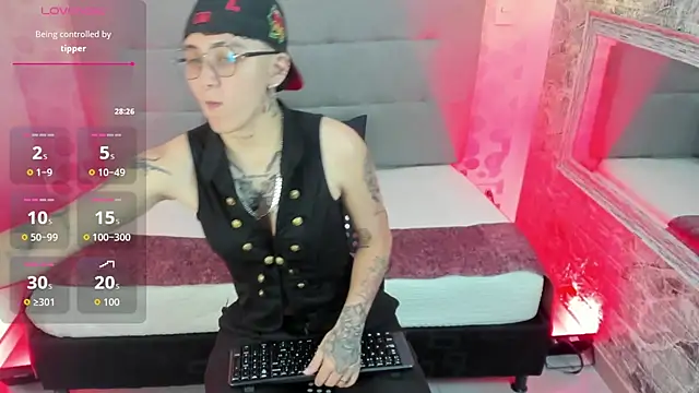 Snapshot of emahills__axelrose chatting on October 17, 2025, 2:15 am emahills  axelrose online show from October 17, 2025, 2:15 am