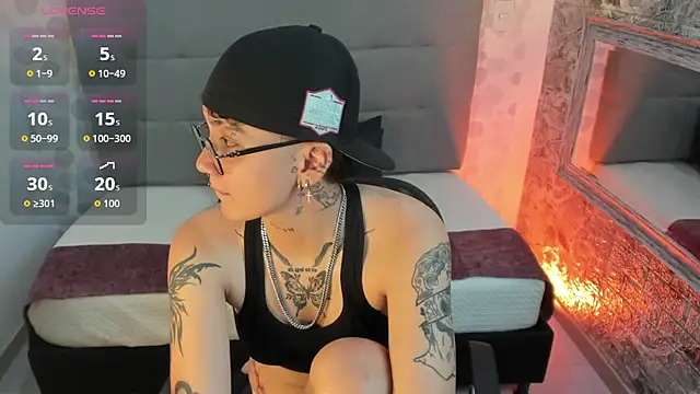 Snapshot of emahills__axelrose chatting on October 24, 2025, 5:45 pm emahills  axelrose online show from October 24, 2025, 5:45 pm