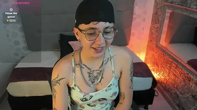 Snapshot of emahills__axelrose chatting on October 27, 2025, 1:23 pm emahills  axelrose online show from October 27, 2025, 1:23 pm