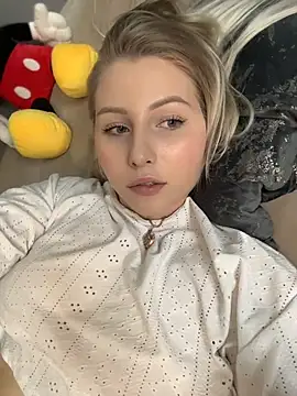 Snapshot of Amy_mit chatting on October 8, 2025, 2:29 pm Amy mit online show from October 8, 2025, 2:29 pm