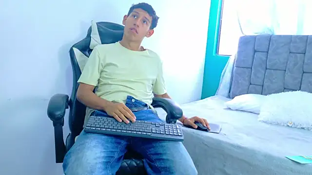 Snapshot of Felipe_Gonzales chatting on October 28, 2025, 2:49 pm Felipe Gonzales online show from October 28, 2025, 2:49 pm