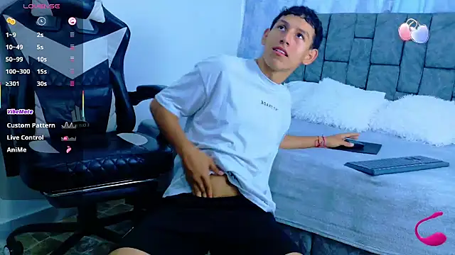 Snapshot of Felipe_Gonzales chatting on October 26, 2025, 12:38 pm Felipe Gonzales online show from October 26, 2025, 12:38 pm