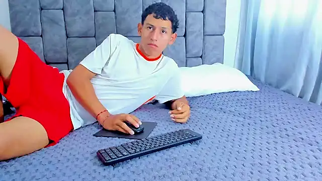 Snapshot of Felipe_Gonzales chatting on October 12, 2025, 12:39 pm Felipe Gonzales online show from October 12, 2025, 12:39 pm