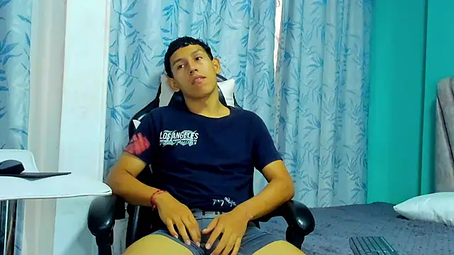 Snapshot of Felipe_Gonzales chatting on September 28, 2025, 12:45 pm Felipe Gonzales online show from September 28, 2025, 12:45 pm