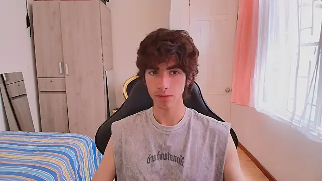 Nude Boy18 online show from September 21, 2025, 8:14 pm