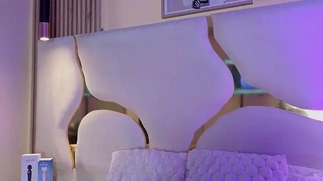 SofiJones  online show from April 6, 2026, 8:10 pm