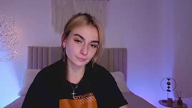 Little mia   online show from March 15, 2026, 11:23 pm