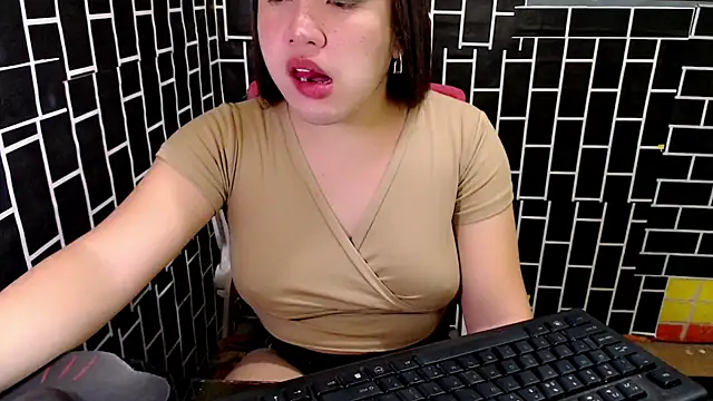 xUrDreamSlutWhore online show from September 18, 2025, 8:23 pm