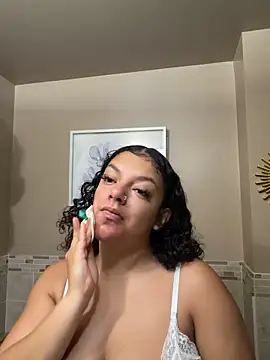 Snapshot of allybluee777 chatting on February 4, 2026, 12:33 pm allybluee777 online show from February 4, 2026, 12:33 pm